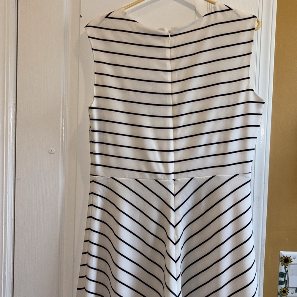 M&S COLLECTION BRAND WHITE AND BLACK STRIPED SLEEVELESS  DRESS SIZE MED SIZE 10